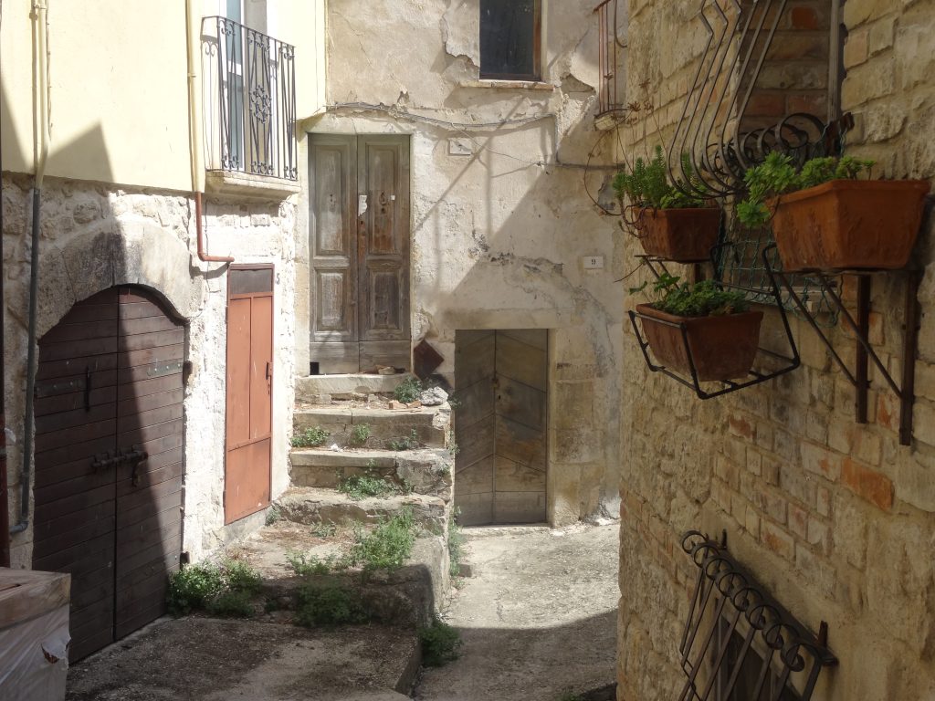 Winding alley in Roccamorice